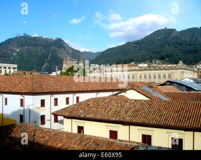 Una vista di Monserrate sopra i tetti del centro storico di Bogotà, Colombia Foto Stock