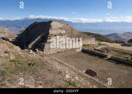 Edificio VG nel nord la Piattaforma a Monte Albán Foto Stock
