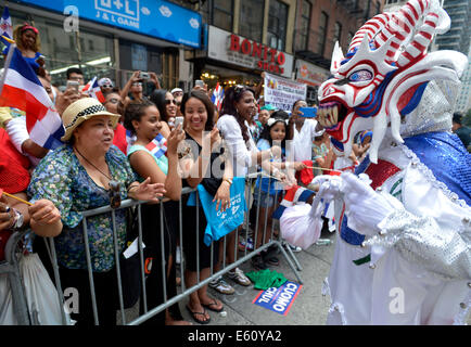 New York, Stati Uniti d'America. 10 Ago, 2014. Le persone che frequentano il domenicano parata del giorno in New York, Stati Uniti, il 10 agosto 2014. Giorno domenicana è una occasione di festa per celebrare la tradizione domenicana, patrimonio e folklore per le strade di New York. Credito: Wang Lei/Xinhua/Alamy Live News Foto Stock