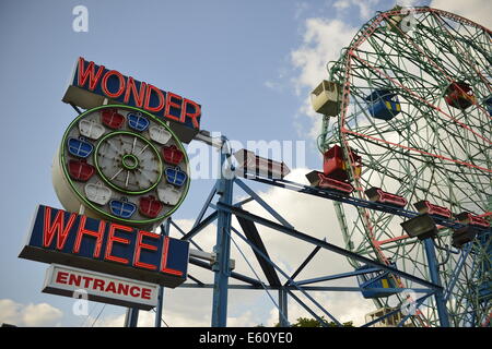 Brooklyn, New York; U.S. - 9 Agosto; 2014 - La quarta storia annuale Giornata a Deno il Wonder Wheel parco di divertimenti e di Coney Island History Project, ha e per il divertimento di tutta la famiglia la musica, la storia e l'intrattenimento nello storico Coney Island. Credito: Ann e Parry/Alamy Live News Foto Stock