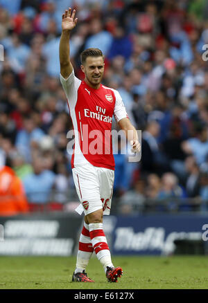 Londra, Regno Unito. 10 Ago, 2014. Aaron Ramsey di Arsenal celebra il punteggio durante la protezione comunitaria match tra Arsenal e Manchester City allo Stadio di Wembley a Londra, Gran Bretagna il 10 agosto, 2014. Arsenal vince 3-0. Credito: Wang Lili/Xinhua/Alamy Live News Foto Stock