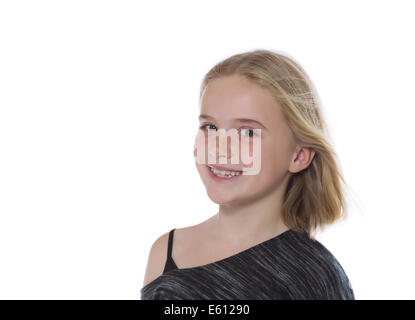 Primo piano della ragazza giovane e carina, guardando avanti, isolato su bianco Foto Stock