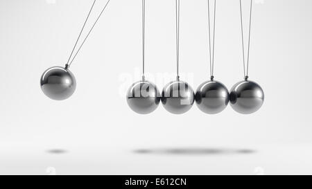 Pendolo di metallo con cinque stazionario e un movimento di sfere Foto Stock