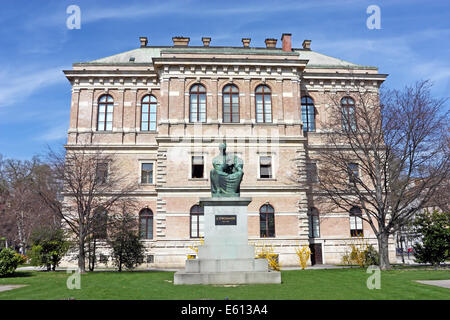 Statua del Vescovo Strossmayer da Ivan Mestrovic, situato nel parco dietro l Accademia Croata Delle Scienze e delle arti, Zagabria, Croazia Foto Stock