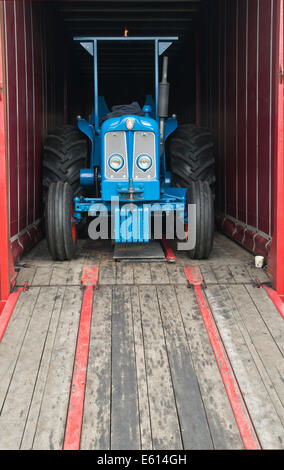 Vintage fordson super major trattore memorizzate nel contenitore articolato autocarro Foto Stock