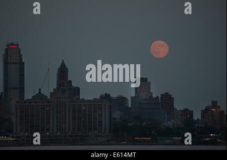 New York, Stati Uniti d'America. 10 Agosto, 2014. Il 10 agosto, il perigeo 'supermoon' è salito oltre la città di New York, più grande e più luminosa di quella che era sembrata negli ultimi venti anni a causa della sua particolare vicinanza alla terra. Credito: Terese Loeb Kreuzer/Alamy Live News Foto Stock