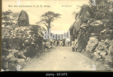 Cartolina tedesca di costruire la stazione centrale ferroviaria in tedesco in Africa orientale Foto Stock