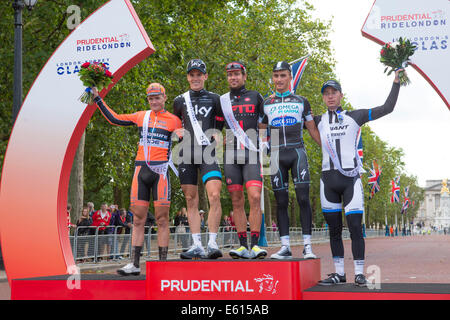 Il Mall, Londra UK. Il 10 agosto 2014. London-Surrey podio Classic - L a R: Steve Lampier (GBR) di Velosure-Giordana Racing vince re delle montagne, Ben Swift (GBR) di Sky Team secondo Adam Blythe (GBR) di NFTO Pro Cycling team britannico vince, Julian Alaphilippe (FRA) di Omega Pharma terzo, Steven Lammertink (NED) di Giant-Shimano vince il concorso di sprint. Credito: Malcolm Park editoriale/Alamy live News. Foto Stock