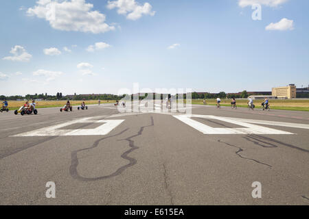 Persone che svolgono varie attività sportive a Tempelhof Park, ex aeroporto Tempelhof di Berlino, Germania Foto Stock