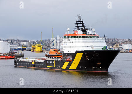 Alimentazione olio nave Caledonian visione nel porto di Aberdeen Aberdeen Scotland Foto Stock