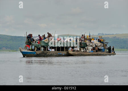 Sovraccarico barca sul fiume Congo, vicino Tshumbiri, nella provincia di Bandundu, Repubblica Democratica del Congo Foto Stock