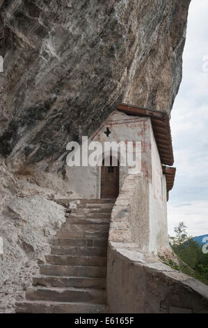 Eremo di San Paolo, costruita nella roccia della parete, la Valle del Sarca, vicino ad Arco, Trentino-Alto Adige, Italia Foto Stock