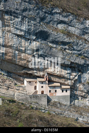 Eremo di San Colombano, chiamato anche "Grotta degli eremiti " o " Eremo di S. Colombano', edificio nella parete di roccia, 1319 Foto Stock