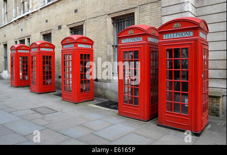 Red cabine telefoniche, London, England, Regno Unito Foto Stock