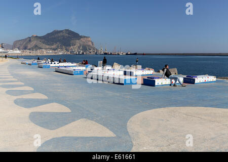 Banchi colorati dal mare, Foro Italico promenade, Palermo, Sicilia, Italia Foto Stock