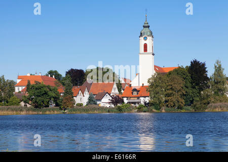 Lago Zellersee e la Chiesa Parrocchiale di San Gallus e Ulrich, Kisslegg, Alta Svevia, Baden-Württemberg, Germania Foto Stock