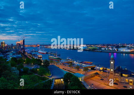 Fiume Elba con il St Pauli pontili e l'Elbe Philharmonic Hall, all'alba, Amburgo, Germania Foto Stock