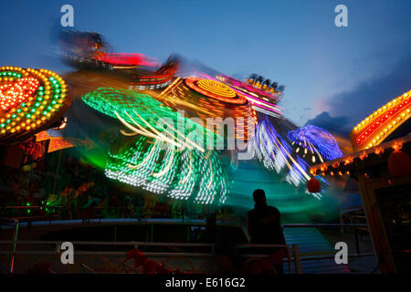 Luna park ride, parco di divertimenti di sera, Colonia, nella Renania, RENANIA DEL NORD-VESTFALIA, Germania Foto Stock