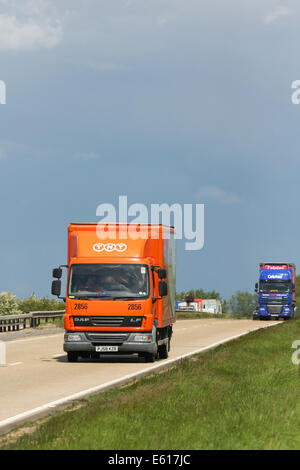 Un carrello di TNT che viaggiano lungo la A12 a doppia carreggiata in Essex, Inghilterra Foto Stock