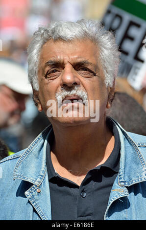 Tariq Ali (di sinistra British Pakistani e scrittore emittente) a marzo per Gaza, Londra, 9 Agosto 2014 Foto Stock