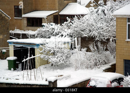 Suburban giardino sul retro nella neve, inverno del 2013 Bath Spa Somerset England Regno Unito Foto Stock