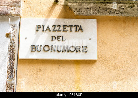 "Piazzetta del buonumore" significa "buon umore posto' in italiano. Cartello stradale in Toscana a Montepulciano Foto Stock