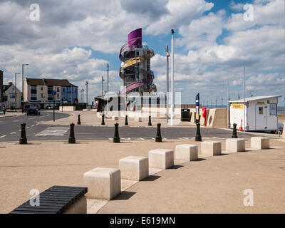 Redcar Promenade e il faro rotante, Cleveland Foto Stock