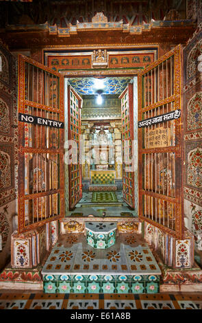 Altare all'interno Bhandasar Jain Temple, Bikaner, Rajasthan, India Foto Stock