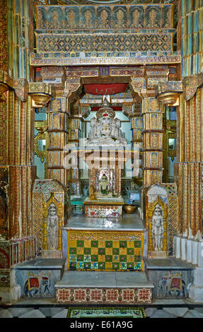 Altare all'interno Bhandasar Jain Temple, Bikaner, Rajasthan, India Foto Stock