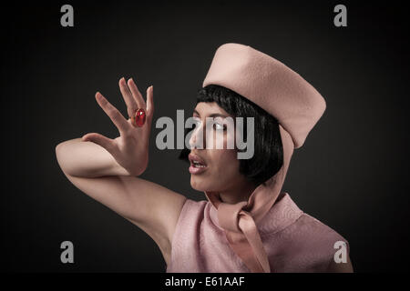 Vane donna che guarda il suo anello Foto Stock