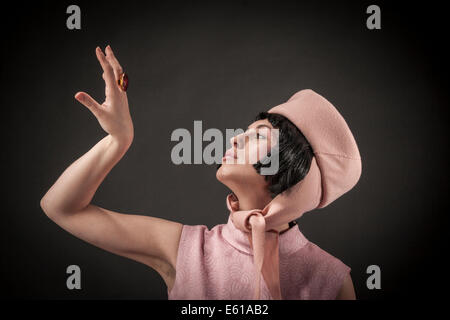 Vane donna che guarda il suo anello Foto Stock