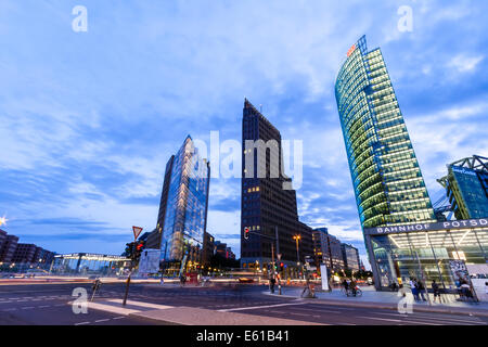 Tramonto a Potsdamer Platz (letteralmente Potsdam Square), un importante piazza e intersezione di traffico nel centro di Berli Foto Stock