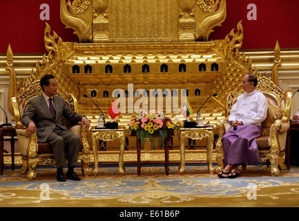 No Gen. Pyi Taw, Myanmar. 11 Ago, 2014. Myanmar Presidente U Thein Sein (R) si riunisce con la visita il ministro degli Affari Esteri cinese Wang Yi di Nay Gen. Pyi Taw, Myanmar, 11 Agosto, 2014. © U Aung/Xinhua/Alamy Live News Foto Stock