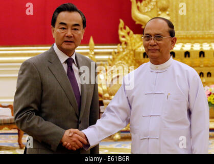 No Gen. Pyi Taw, Myanmar. 11 Ago, 2014. Myanmar Presidente U Thein Sein (R) scuote le mani con la visita il ministro degli Affari Esteri cinese Wang Yi di Nay Gen. Pyi Taw, Myanmar, 11 Agosto, 2014. © U Aung/Xinhua/Alamy Live News Foto Stock