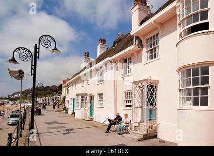 Regno Unito Inghilterra, Dorset, Lyme Regis. Marine Parade, dipinte in colori pastello proprietà fronte mare Foto Stock