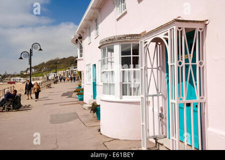 Regno Unito Inghilterra, Dorset, Lyme Regis. Marine Parade, dipinte in colori pastello proprietà fronte mare Foto Stock