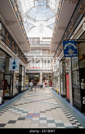 Victorian shopping arcade coperto da un tetto di vetro. Barton Arcade, Deansgate, Manchester, Inghilterra, Regno Unito, Gran Bretagna Foto Stock