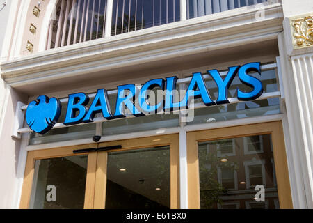 Barclays Bank segno e phoenix logo sopra la porta di un high street branch. Manchester, Inghilterra, Regno Unito, Gran Bretagna Foto Stock