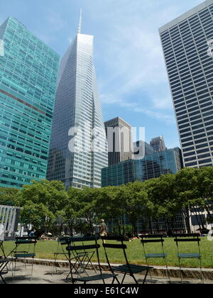 Sedie da giardino sono ritratte in Bryant Park di New York City, Stati Uniti d'America, 28 giugno 2014. Il parco è situato in posizione centrale a Manhattan. Il parco è un importante destinazione turistiche e popolare con i turisti e la gente del posto. Foto: Alexandra Schuler/dpa - ATTENZIONE! Nessun filo SERVICE - Foto Stock