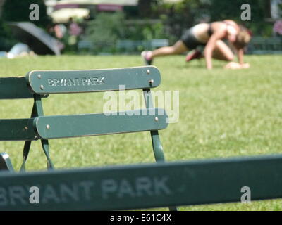 Sedie da giardino con la scritta 'Bryant Park' sono illustrati nel Bryant Park di New York City, Stati Uniti d'America, 28 giugno 2014. Il parco è situato in posizione centrale a Manhattan. Il parco è un importante destinazione turistiche e popolare con i turisti e la gente del posto. Foto: Alexandra Schuler/dpa - ATTENZIONE! Nessun filo SERVICE - Foto Stock