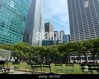 Sedie da giardino sono ritratte in Bryant Park di New York City, Stati Uniti d'America, 28 giugno 2014. Il parco è situato in posizione centrale a Manhattan. Il parco è un importante destinazione turistiche e popolare con i turisti e la gente del posto. Foto: Alexandra Schuler/dpa - ATTENZIONE! Nessun filo SERVICE - Foto Stock