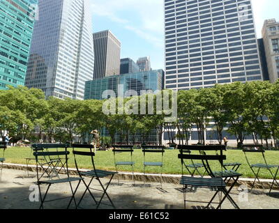 Sedie da giardino con la scritta 'Bryant Park' sono illustrati nel Bryant Park di New York City, Stati Uniti d'America, 28 giugno 2014. Il parco è situato in posizione centrale a Manhattan. Il parco è un importante destinazione turistiche e popolare con i turisti e la gente del posto. Foto: Alexandra Schuler/dpa - ATTENZIONE! Nessun filo SERVICE - Foto Stock