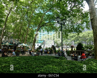 Gli ospiti siedono in Bryant Park di New York City, Stati Uniti d'America, 28 giugno 2014. Il parco è situato in posizione centrale a Manhattan. Il parco è un importante destinazione turistiche e popolare con i turisti e la gente del posto. Foto: Alexandra Schuler/dpa - ATTENZIONE! Nessun filo SERVICE - Foto Stock