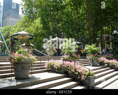 Le scale conducono al Bryant Park di New York City, Stati Uniti d'America, 28 giugno 2014. Il parco è situato in posizione centrale a Manhattan. Il parco è un importante destinazione turistiche e popolare con i turisti e la gente del posto. Foto: Alexandra Schuler/dpa - ATTENZIONE! Nessun filo SERVICE - Foto Stock