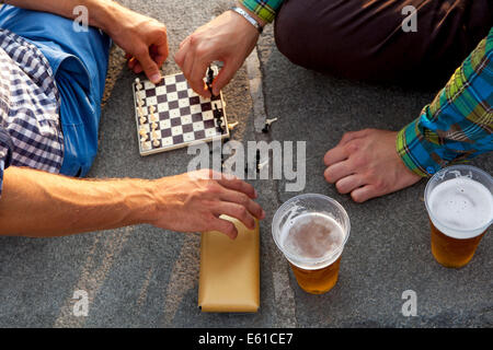 Uomini che giocano a scacchi e birra Praga, Repubblica Ceca attività ricreative Foto Stock