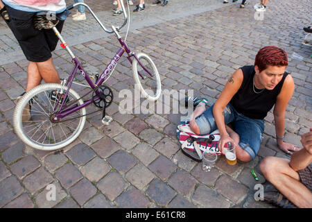 Naplavka è una passeggiata lungo il fiume Moldava, un luogo di incontro e un sacco di spazio per le attività del tempo libero a Praga, Repubblica Ceca Foto Stock
