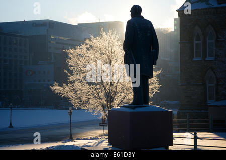 Statua di John George Diefenbaker sui motivi del Canada agli edifici del Parlamento (House of Commons). Foto Stock