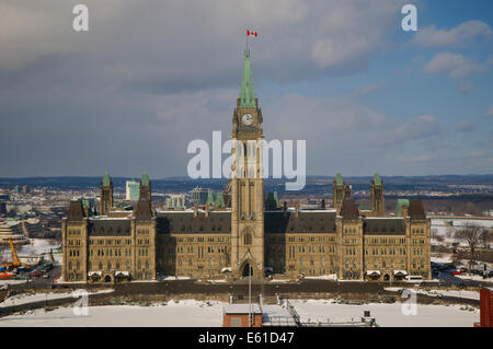 Il blocco centrale del Canada è Casa del Parlamento (House of Commons) come visto da diversi piani in un edificio di fronte. Foto Stock