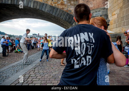 Naplavka è una passeggiata lungo il fiume Moldava, un luogo di incontro e un sacco di spazio per le attività del tempo libero a Praga, Repubblica Ceca Foto Stock