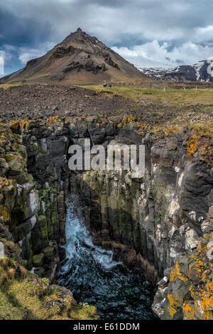 Scogliere di Arnarstapi, Penisola Snaefellsnes con Mt.Stapafell in background, Western Islanda Foto Stock